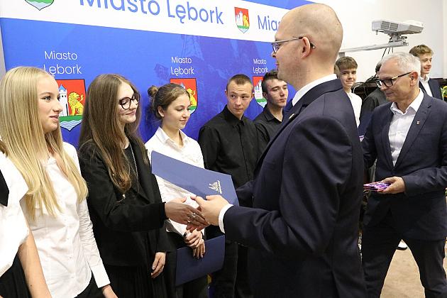 Nagrody i wyróżnienia dla uczniów i absolwentów szkół podstawowych z okazji Dnia Edukacji Narodowej