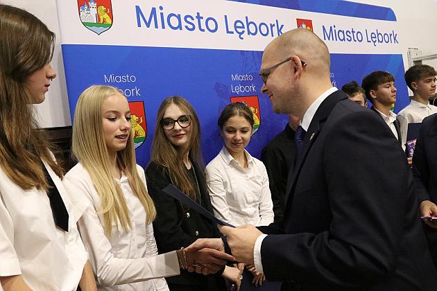 Nagrody i wyróżnienia dla uczniów i absolwentów szkół podstawowych z okazji Dnia Edukacji Narodowej