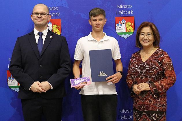 Nagrody i wyróżnienia dla uczniów i absolwentów szkół podstawowych z okazji Dnia Edukacji Narodowej