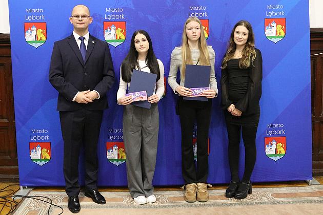 Nagrody i wyróżnienia dla uczniów i absolwentów szkół podstawowych z okazji Dnia Edukacji Narodowej