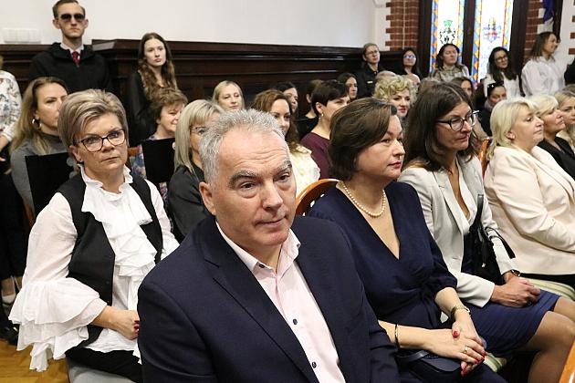 Nagrody i wyróżnienia dla uczniów i absolwentów szkół podstawowych z okazji Dnia Edukacji Narodowej