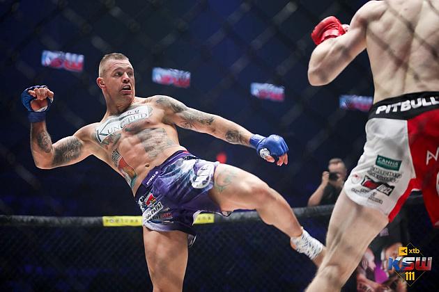 Mateusz Pawlik wygrywa w Czechach i promuje Lębork!