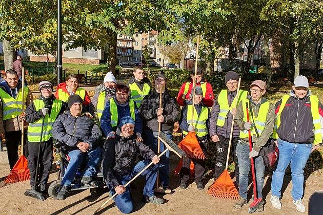 Dbają o porządek na skwerach i w parkach