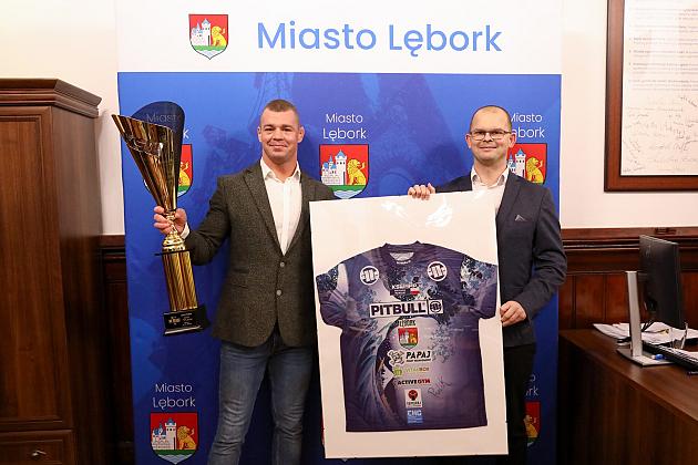 Sportowa duma Lęborka w ratuszu – spotkanie burmistrza z Mateuszem Pawlikiem