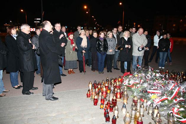 Miejsce uczczenia Ofiar katastrofy - codziennie o 21.00