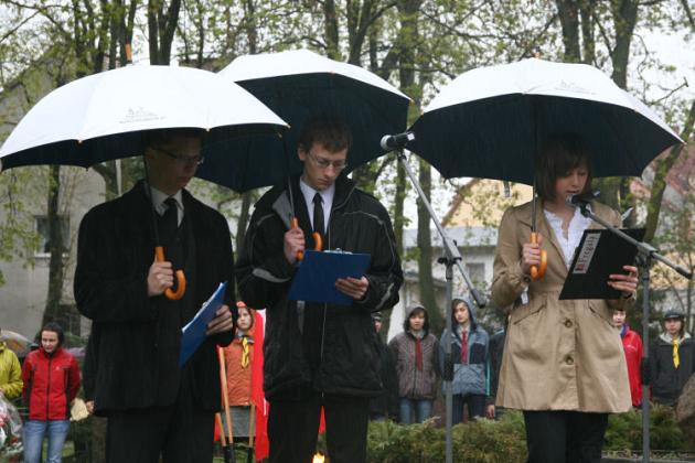 Święto Konstytucji 3 Maja wśród narodowych flag i parasoli