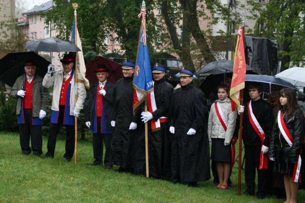 Święto Konstytucji 3 Maja wśród narodowych flag i parasoli