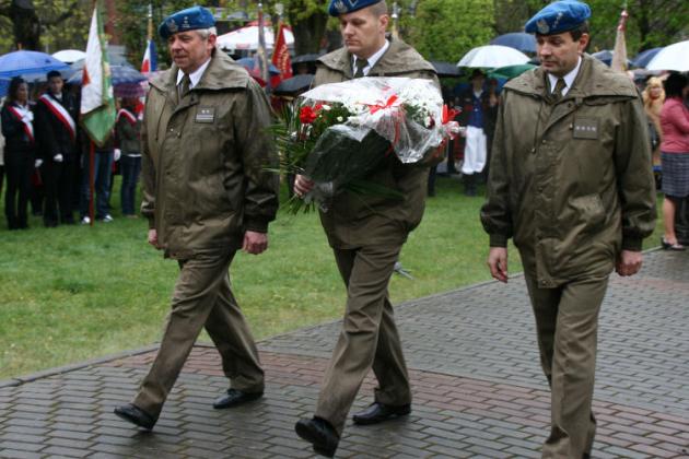 Święto Konstytucji 3 Maja wśród narodowych flag i parasoli