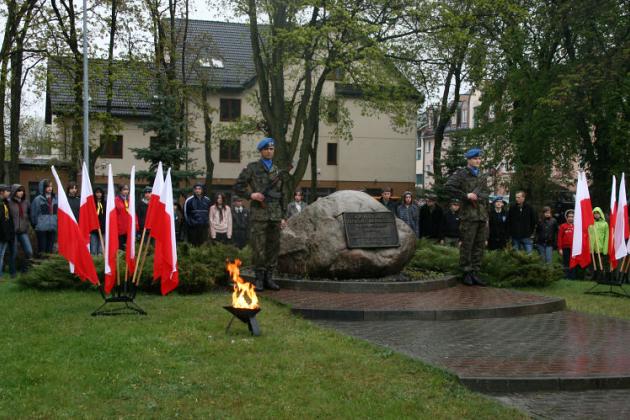 Święto Konstytucji 3 Maja wśród narodowych flag i parasoli