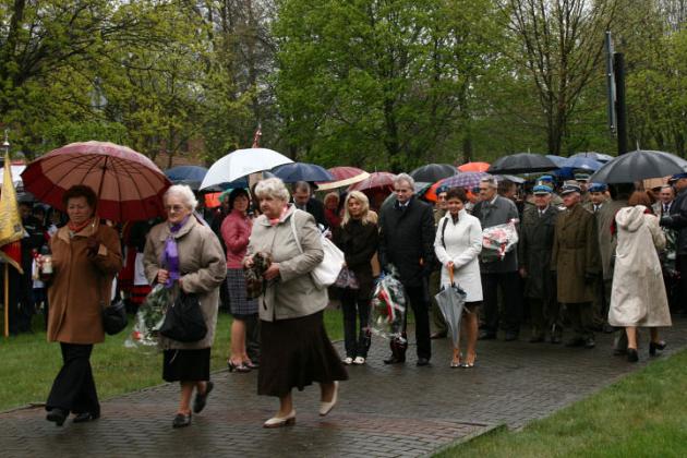 Święto Konstytucji 3 Maja wśród narodowych flag i parasoli