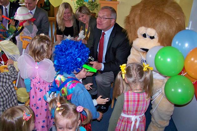 Burmistrz Lęborka odwiedził dzieci z lwem - maskotką