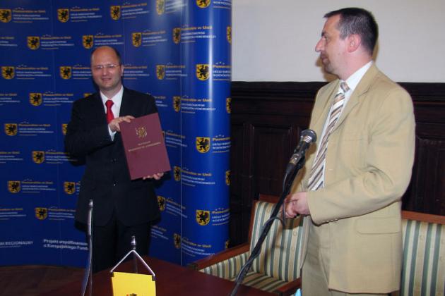 Marszałek przywiózł 9 milionów