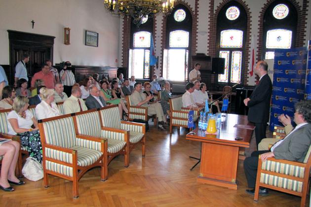 Marszałek przywiózł 9 milionów