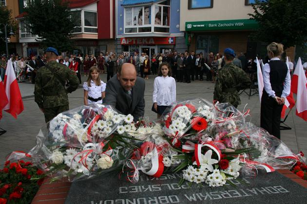 Znicze pamięci w 71. rocznicę wybuchu II wojny światowej