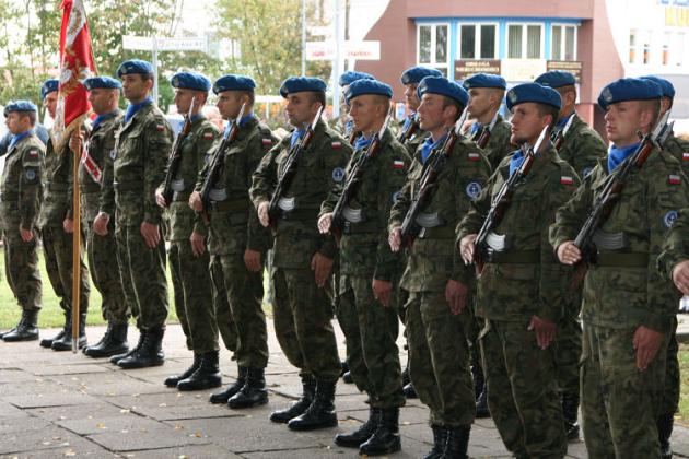 Dzień Sybiraka w Lęborku - wiązanki kwiatów, znicze i film