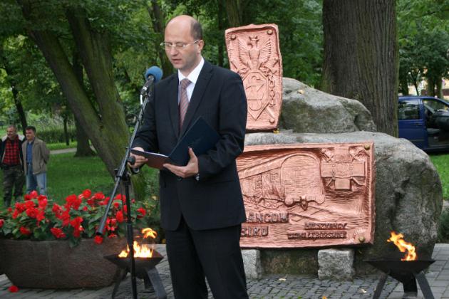 Dzień Sybiraka w Lęborku - wiązanki kwiatów, znicze i film