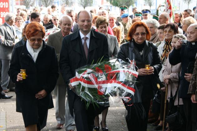 Dzień Sybiraka w Lęborku - wiązanki kwiatów, znicze i film