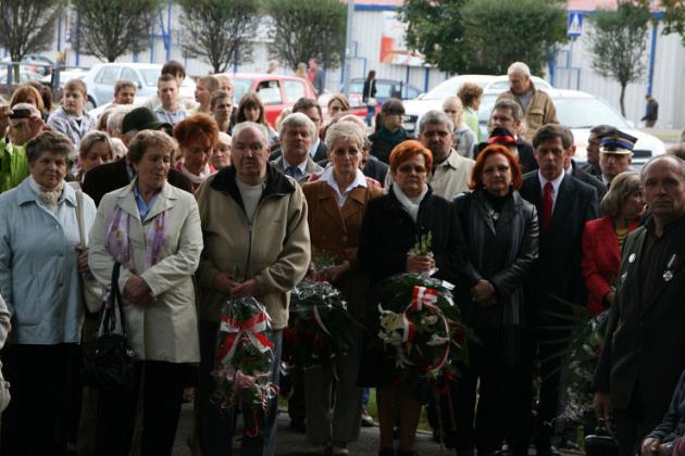 Dzień Sybiraka w Lęborku - wiązanki kwiatów, znicze i film