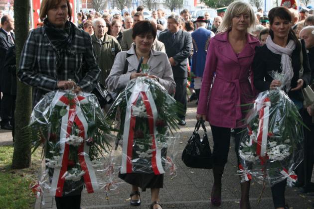 Dzień Sybiraka w Lęborku - wiązanki kwiatów, znicze i film