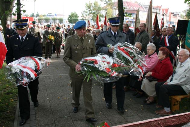 Dzień Sybiraka w Lęborku - wiązanki kwiatów, znicze i film