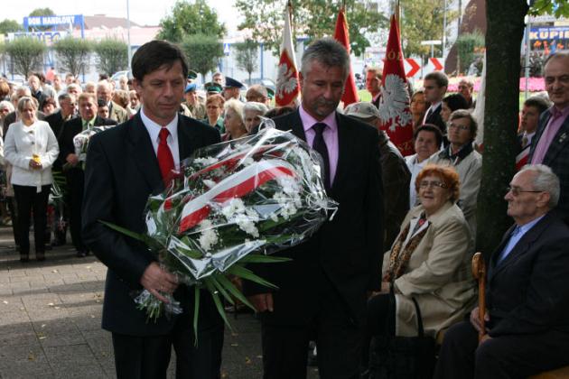 Dzień Sybiraka w Lęborku - wiązanki kwiatów, znicze i film