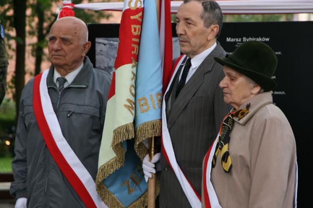 Dzień Sybiraka w Lęborku - wiązanki kwiatów, znicze i film