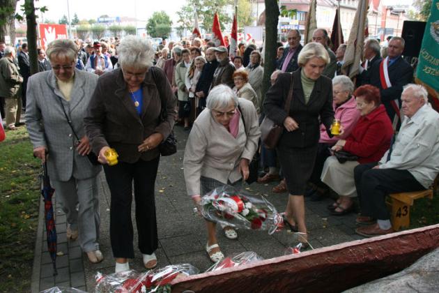 Dzień Sybiraka w Lęborku - wiązanki kwiatów, znicze i film