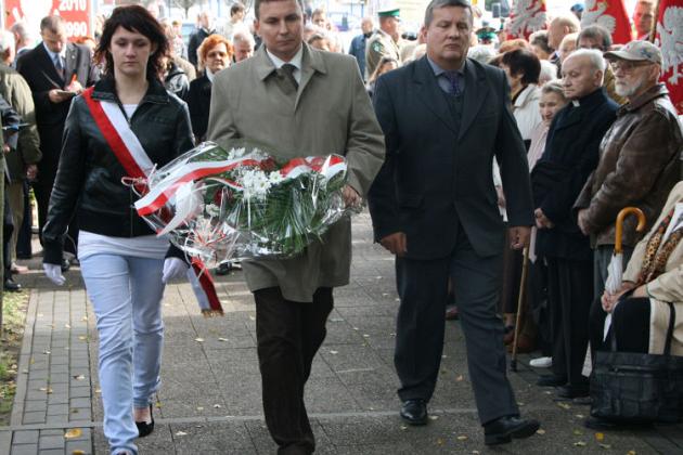 Dzień Sybiraka w Lęborku - wiązanki kwiatów, znicze i film