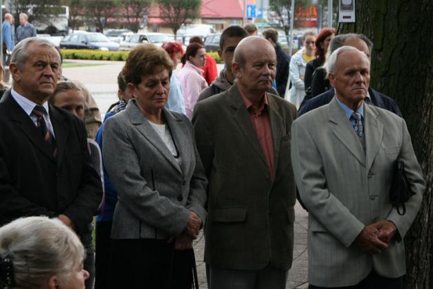 Dzień Sybiraka w Lęborku - wiązanki kwiatów, znicze i film