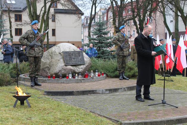 Święto Niepodległości - kwiaty, znicze i pieśni patriotyczne