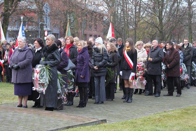 Święto Niepodległości - kwiaty, znicze i pieśni patriotyczne