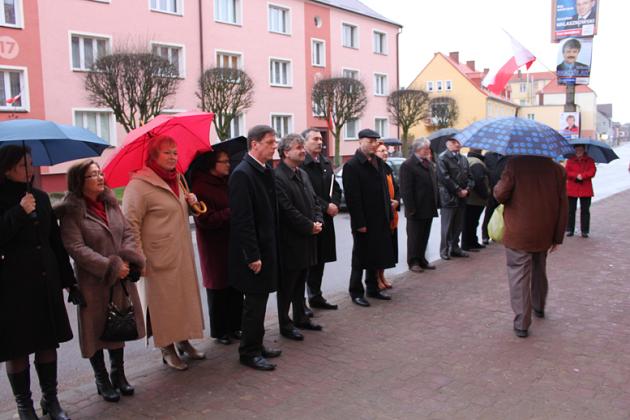 Święto Niepodległości - kwiaty, znicze i pieśni patriotyczne