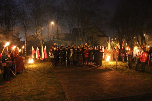 Kwiaty, znicze i pieśni patriotyczne na Święto Niepodległości