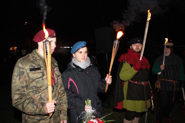 Kwiaty, znicze i pieśni patriotyczne na Święto Niepodległości