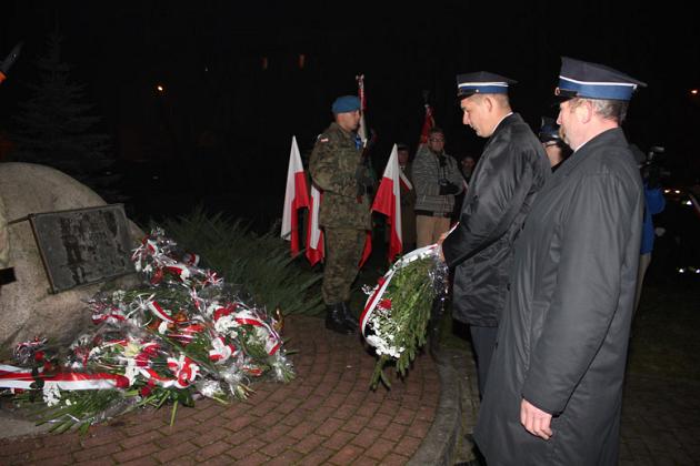 Kwiaty, znicze i pieśni patriotyczne na Święto Niepodległości