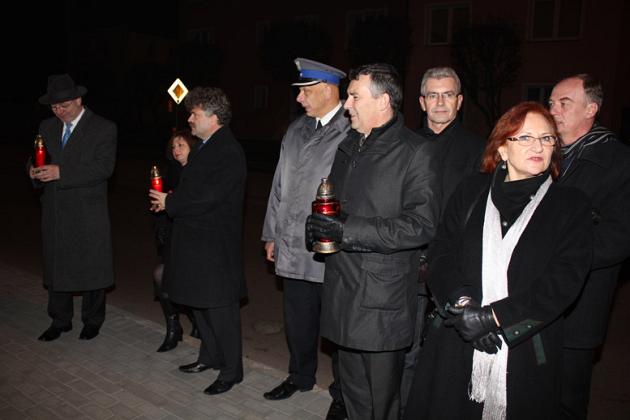 Kwiaty, znicze i pieśni patriotyczne na Święto Niepodległości