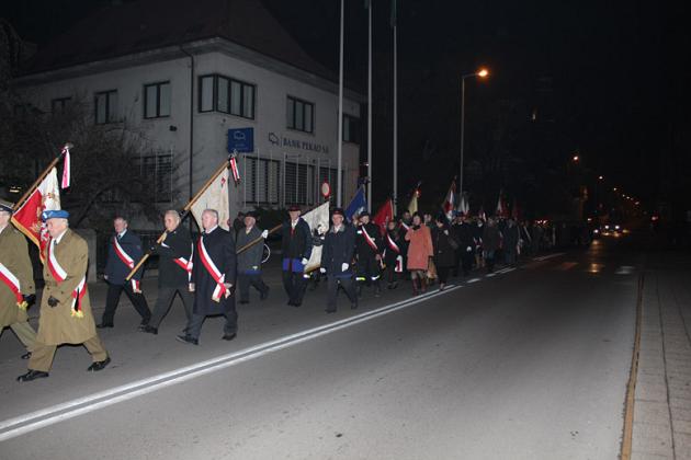 Kwiaty, znicze i pieśni patriotyczne na Święto Niepodległości