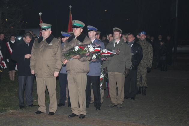 Kwiaty, znicze i pieśni patriotyczne na Święto Niepodległości