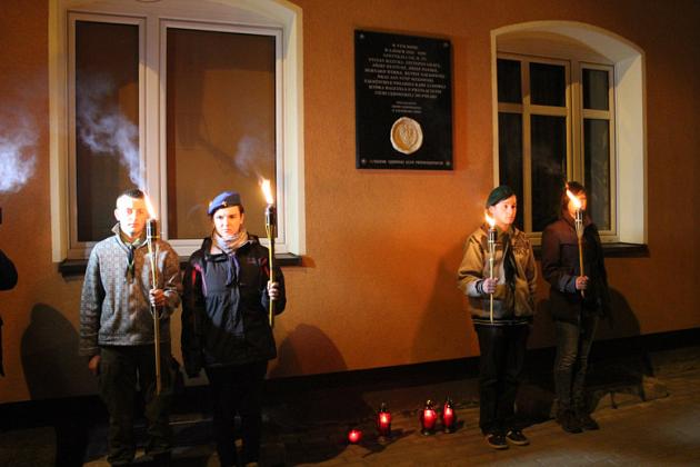 Kwiaty, znicze i pieśni patriotyczne na Święto Niepodległości