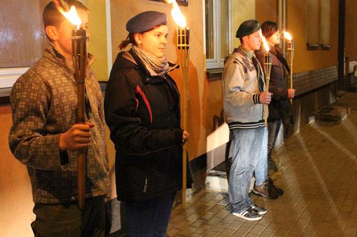 Kwiaty, znicze i pieśni patriotyczne na Święto Niepodległości
