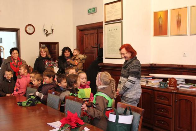Świąteczna wizyta dzieci z Przedszkola nr 5 w ratuszu