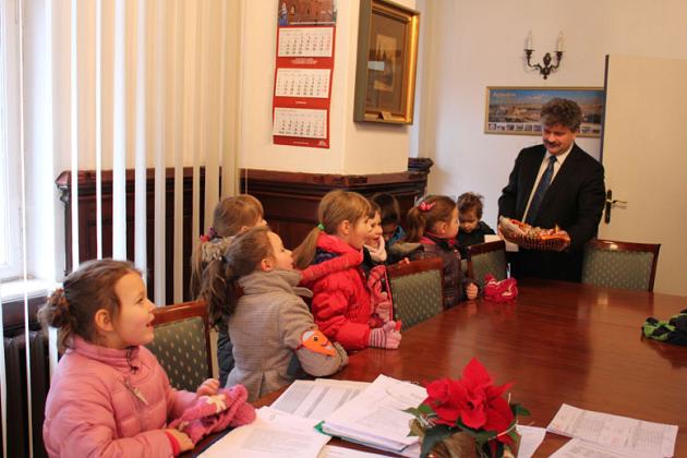 Świąteczna wizyta dzieci z Przedszkola nr 5 w ratuszu