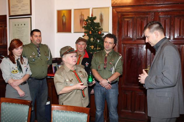 Betlejemskie Światło Pokoju w Ratuszu