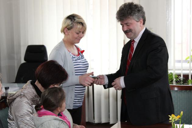 Rodziny odebrały pierwsze karty Duża Rodzina 4+