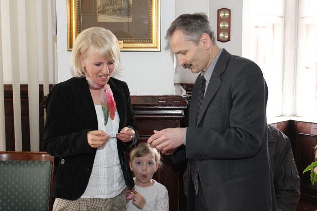 Rodziny odebrały pierwsze karty Duża Rodzina 4+