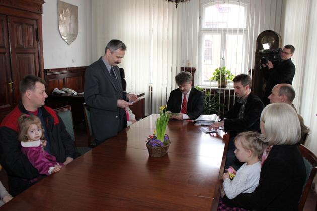 Rodziny odebrały pierwsze karty Duża Rodzina 4+