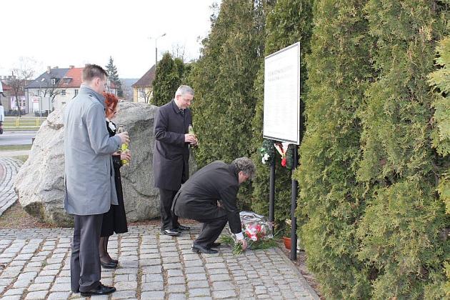 Kwiaty i znicze w 2. rocznicę katastrofy smoleńskiej