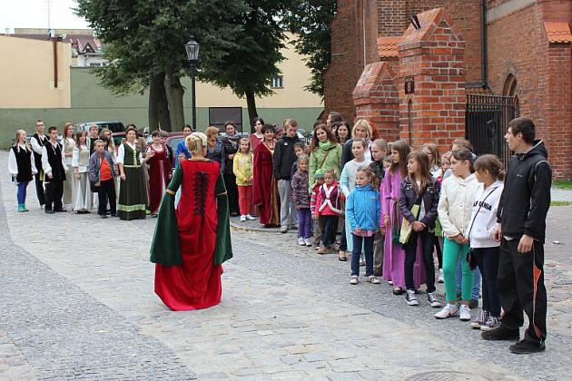 Tanecznym krokiem po murach
