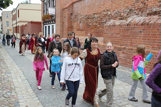 Tanecznym krokiem po murach