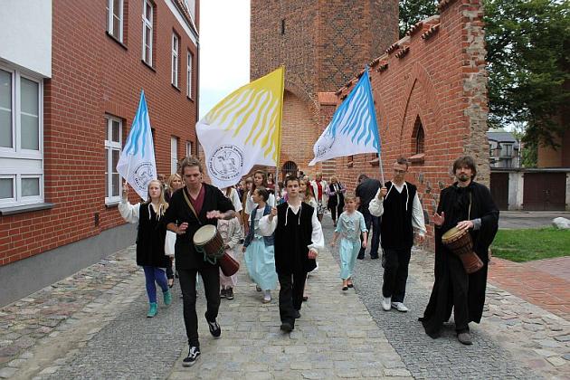 Tanecznym krokiem po murach